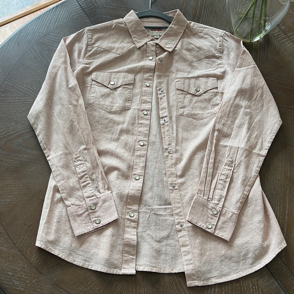 Sz small women’s wrangler long sleeve button up, never worn